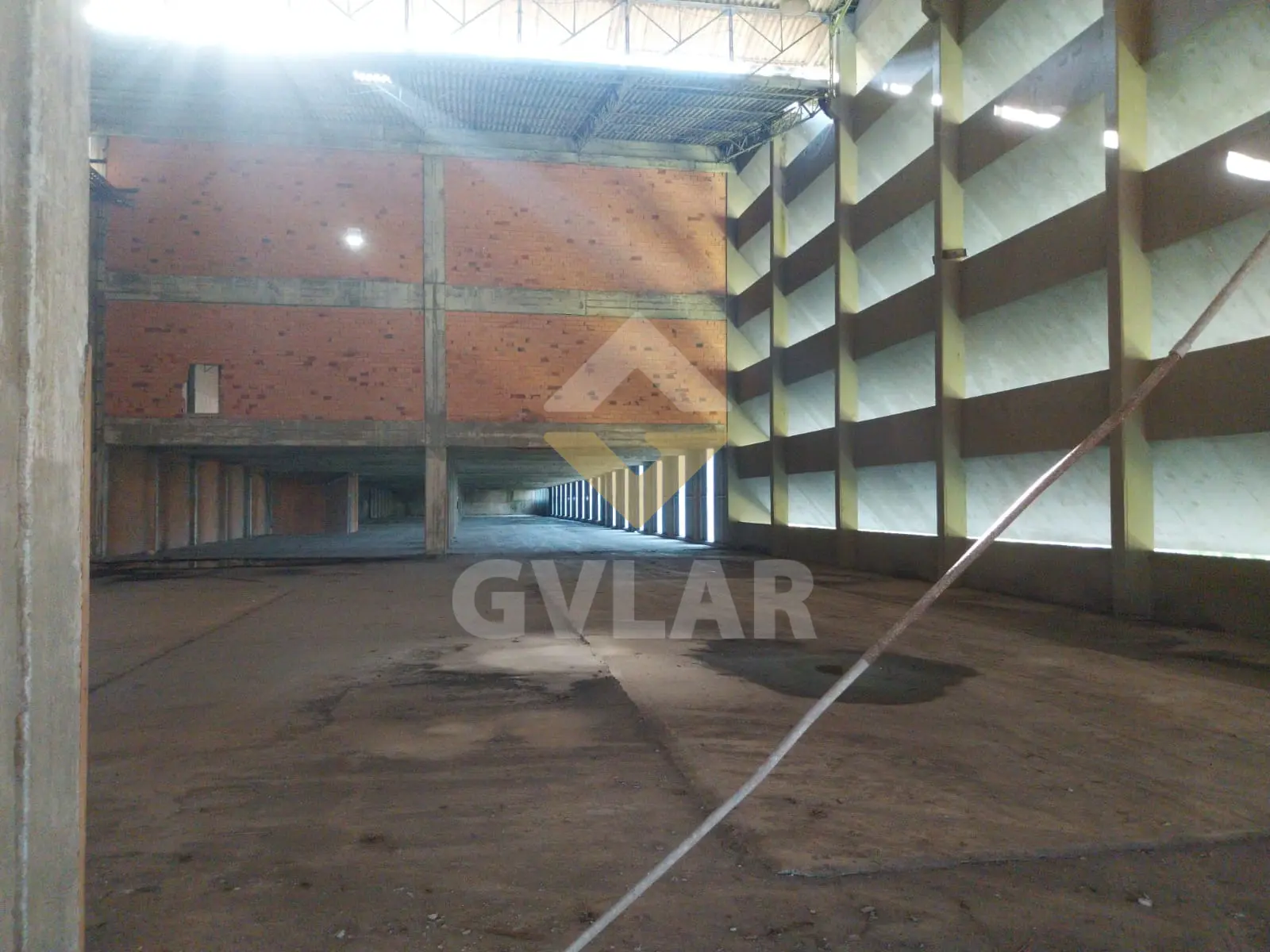 GALPÃO IMENSO NA ROD ANCHIETA